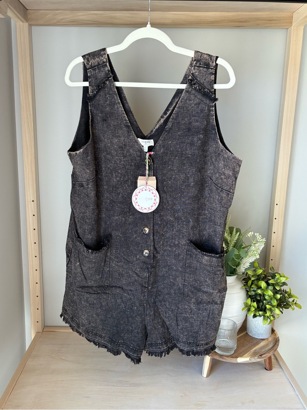 Umgee Black Linen Blend Frayed Stonewash Sleeveless Button Back
Top Blouse Large